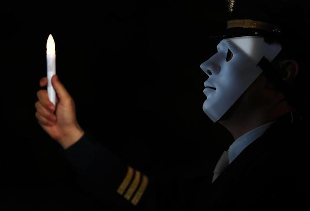 Masked Korean Air pilots hold candle-lit rally against ruling family