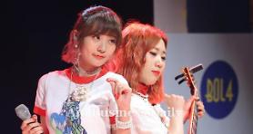 Rising female duo Bolbbalgan4 tops S. Korean music charts
