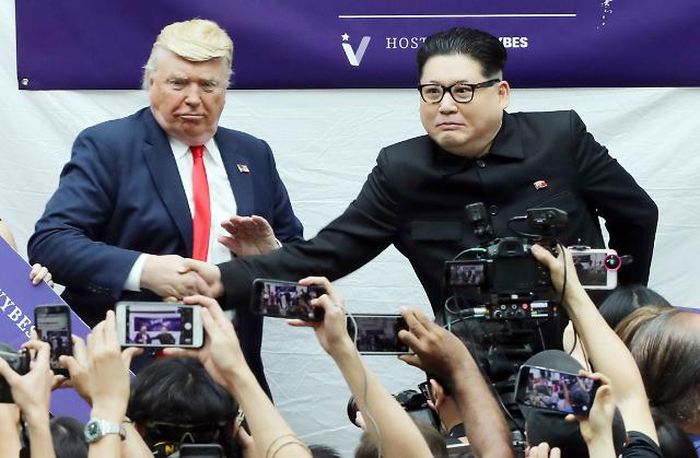 [SUMMIT] Trump and Kim doppelgangers meet in Singapore ahead of summit