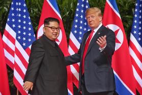 [SUMMIT] Historic summit begins with handshake and exchange of body language 