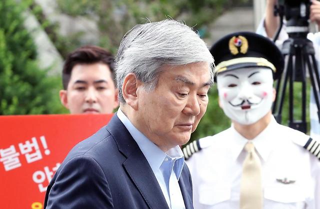 Prosecutors quiz Hanjin Group boss as criminal suspect