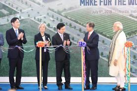 Moon celebrates construction of Samsung smartphone factory: Yonhap