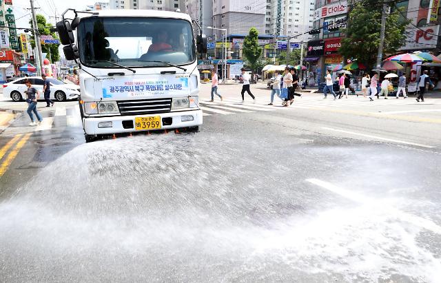韩国进入“烧烤模式” 洒水车出动为街道“降温”