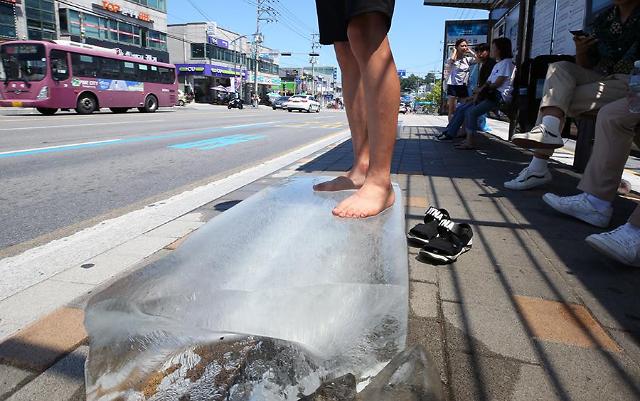 [PHOTO NEWS]  Ice blocks placed at public places to fight heat wave