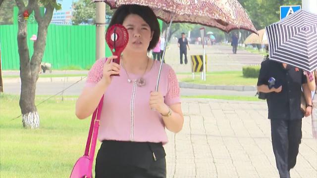 [PHOTO NEWS] Mini electric hand fans used in N. Korea to fight heat wave