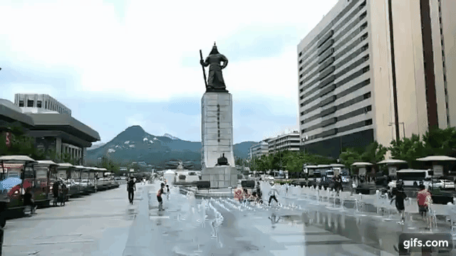 [VIDEO] South Koreans enjoy hot summer weather in central Seoul