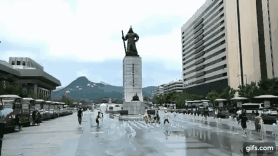 [VIDEO] South Koreans enjoy hot summer weather in central Seoul