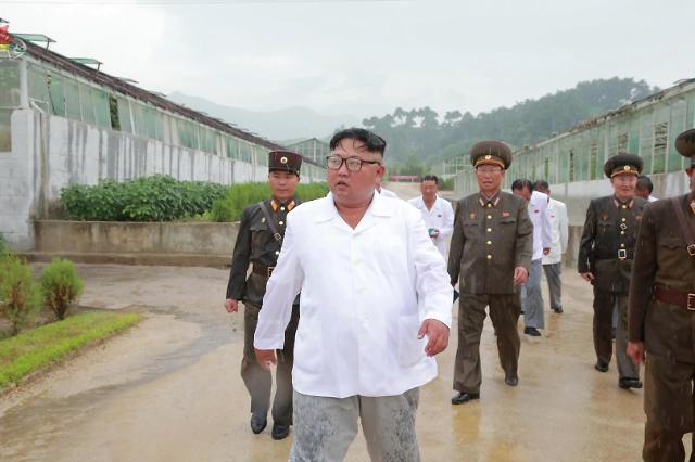 [PHOTO NEWS] N. Korean leader wet with rain during trip to hot springs