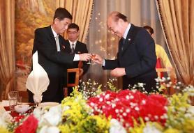 Bữa tối ấm áp sau bao năm xa cách của các gia đình ly tán Hàn Quốc - Bắc Triều Tiên