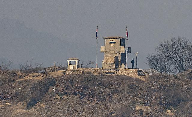 Defense chief discloses initial plan to deactiviate ten DMZ guard posts 