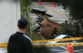 Big sinkhole forces evacuation of apartment residents in Seoul