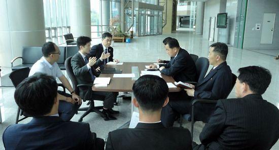 资料图片:6月19日,在朝鲜开城工业园区,韩朝开会讨论联络办公室维修