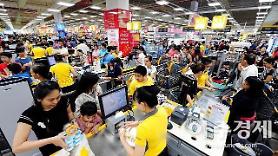 Bán sản phẩm giá gấp đôi dưới hình thức ‘khuyến mãi mua 1 tặng 1…  Pháp luật xử lí như thế nào?