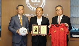 Đại học Hanyang (Hàn Quốc) trao giải thưởng Thành tựu cho Huấn luận viên Park Hang-seo 