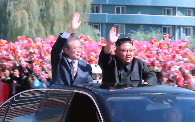 韩朝首脑同乘一车 在平壤街头游行