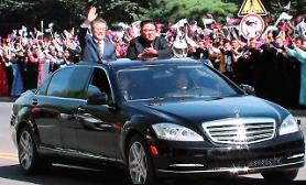 [SUMMIT] Moon and Kim share car parade in Pyongyang