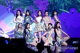 TWICE trở thành girlgroup Kpop đầu tiên đạt 400 triệu lượt xem trên Youtube