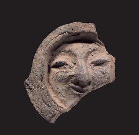[PHOTO NEWS] Broken 7th-century tile to be designated as S. Koreas national treasure