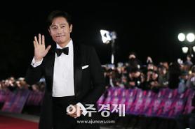 ​Lee Byung-hun đoạt giải lớn về diễn xuất với bom tấn Mr Sunshine