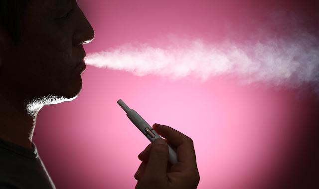 电子烟可减少二手烟问题？ 专家：和普通香烟危害一样大