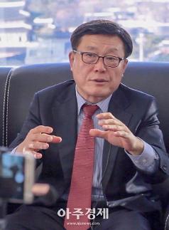 [답방의 저자 긴급인터뷰] 박근혜 정부때 시작한 소설, 2년간 급변상황 족집게… 나도 놀랐다