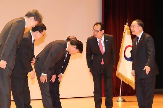 [홍남기호 출범] 첫발 떼자마자 도전과제 앞에 놓인 홍남기 호 경제팀
