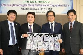 Chủ tịch Vũ Tiến Lộc cùng đoàn công tác VCCI đến thăm Thời báo Kinh tế AJU