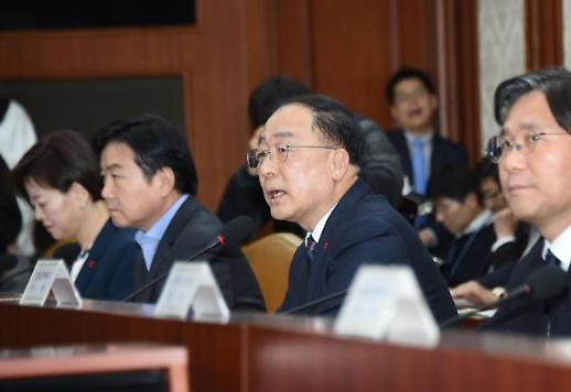 문 대통령 경제상황엄중…경제팀, 신임 부총리 중심의 원팀으로 해야