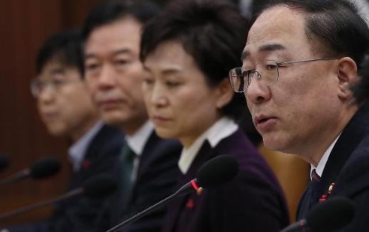 [빨리지는 경제활력 행보] 경제활력 속도전에 올인한 홍남기 경제부총리...규제개혁 박차·재정통화 조율 속보(速步)