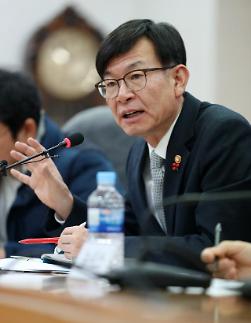 김상조, 소득주도성장 기조 전환하거나 포기한 게 아니다