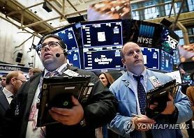 ​Chứng khoán Mỹ chạm đáy mới, giá dầu thế giới giảm còn 45 USD/thùng