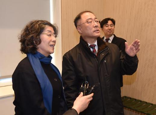 홍남기 바이오헬스 규제, 글로벌 기준을 척도로 판단해야