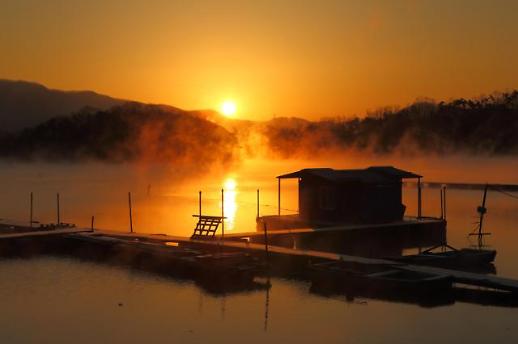 ​[기해년 일출 명소①]몽환적인 물안개와 일출의 조화...안성 고삼호수