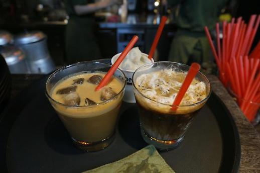 스타벅스는 승승장구·토종 프랜차이즈는 가맹거래법 적용에 속수무책...그 사이 스타벅스는 2019 럭키백 행사라니