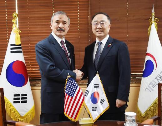 홍남기 부총리, 해리스 美 대사에게 관세 부과 대상에 韓 자동차 부과 안되게 가교 역할 잘 해달라