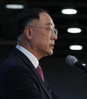 취임 1개월 맞은 홍남기, 신재민 일로 소통 위축돼서는 안돼 강조