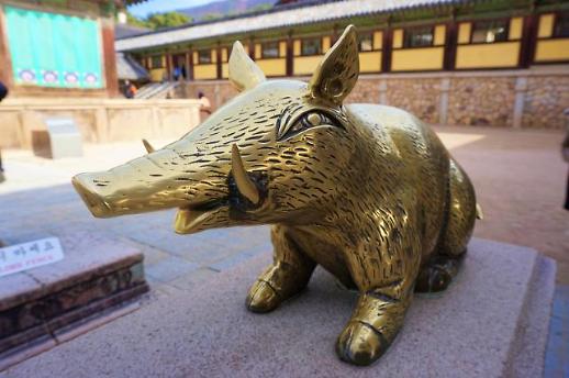 ​[황금돼지해, 돼지투어 갈래?④]현판 뒤에 숨은 황금 돼지를 찾아라! 경주 불국사 복돼지