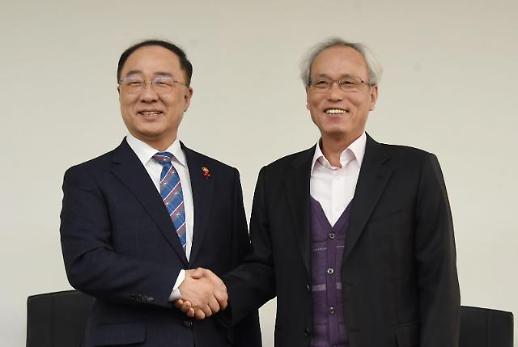 문성현 경사노위원장 만난 홍남기 경제부총리