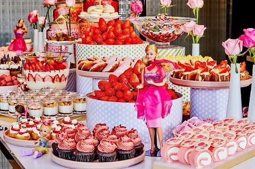 [호텔은 지금 딸기 홀릭③]여심 홀린 핑크 바비인형...JW메리어트 동대문 스퀘어 서울 살롱 드 딸기