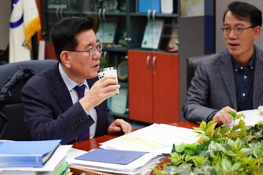 플라스틱 프리 선언한 서울 구청장… 텀블러 들고 인증샷, SNS 게재