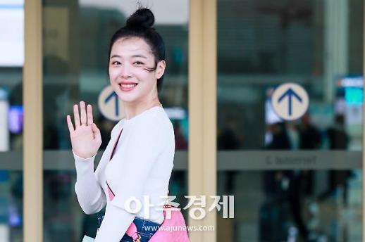 [슬라이드 화보] 설리, 흰티에 청바지만 입어도 예뻐 (공항패션)