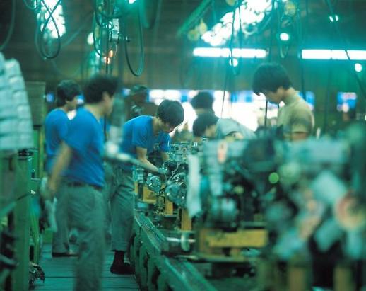 쌓여가는 공장 제고…경기위축 경고음 높아간다