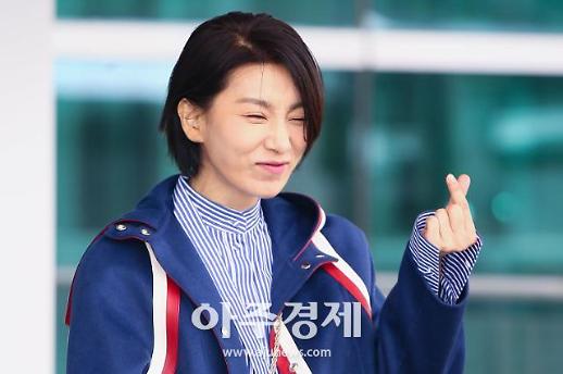 [슬라이드 화보] 김서형, 푸켓에서 노래방 갈 생각에 흥이 절로~ (공항패션)