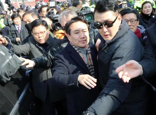 [광화문갤러리] 광주서 봉변당한 김진태...5·18유공자 거센 항의