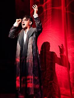 [연극 속으로] 슬픔 가득한 가슴에 꽂힌 황정민의 절규...연극 오이디푸스 