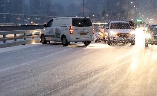 겨울철 눈길 차 사고…보험사 긴급출동 부르세요
