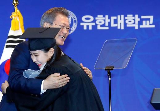 [광화문갤러리] 문 대통령, 경기도 부천 유한대학교 졸업식 깜짝방문