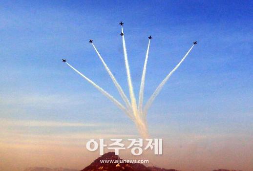 [광화문갤러리] 미세먼지 층 뚫고 상공으로 향하는 블랙이글스 전투기