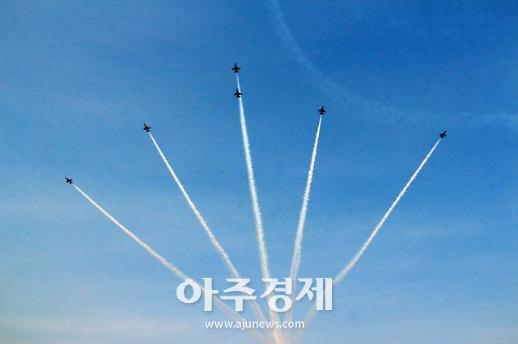 [영상][고막주의] 광화문 한복판 가로지르는 블랙이글스 전투기