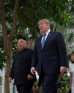 [광화문갤러리] 덥고 습한 날씨탓? 얼굴 찌푸린 트럼프 (북미정상회담)